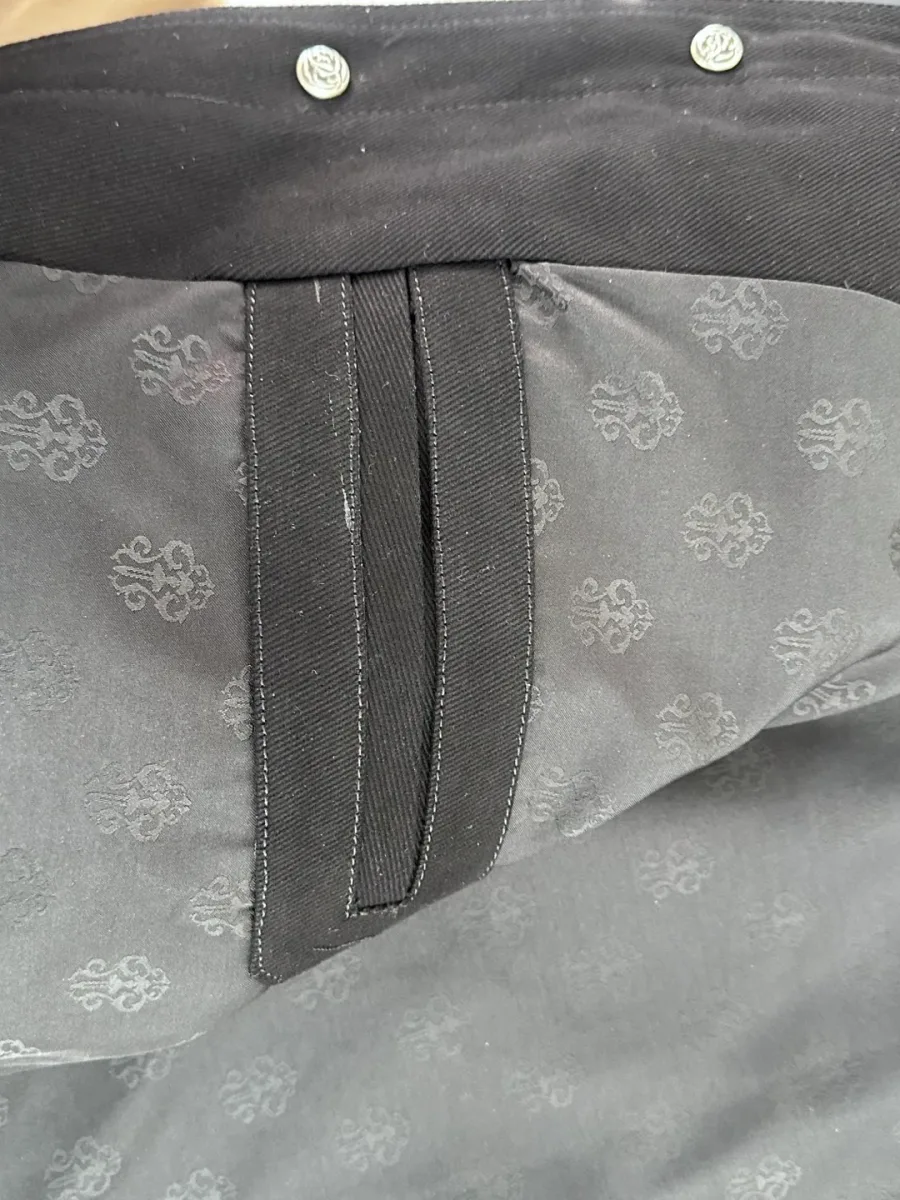 Деталь внутренней отделки куртки Chrome Hearts