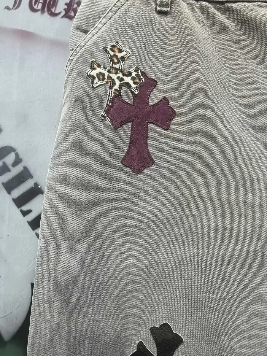 Деталь джинсов Chrome Hearts x Carhartt B12 с кожаными нашивками