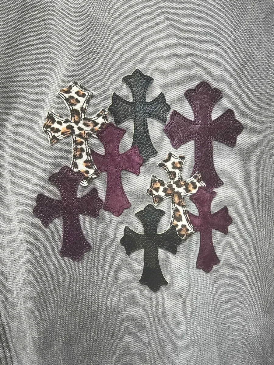 Разноцветные нашивки-кресты на джинсах Chrome Hearts x Carhartt B12