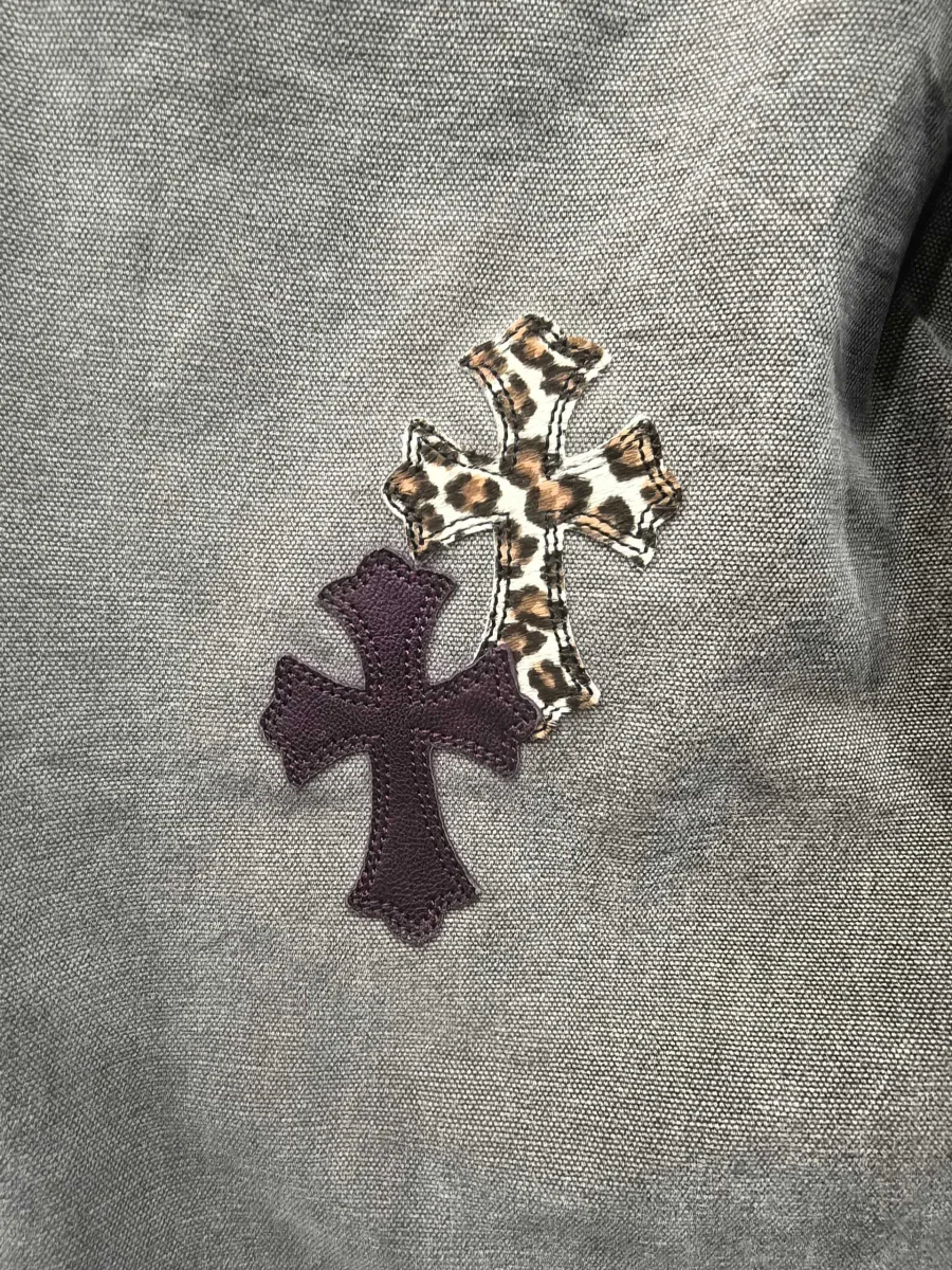 Леопардовая нашивка-крест на джинсах Chrome Hearts x Carhartt B12