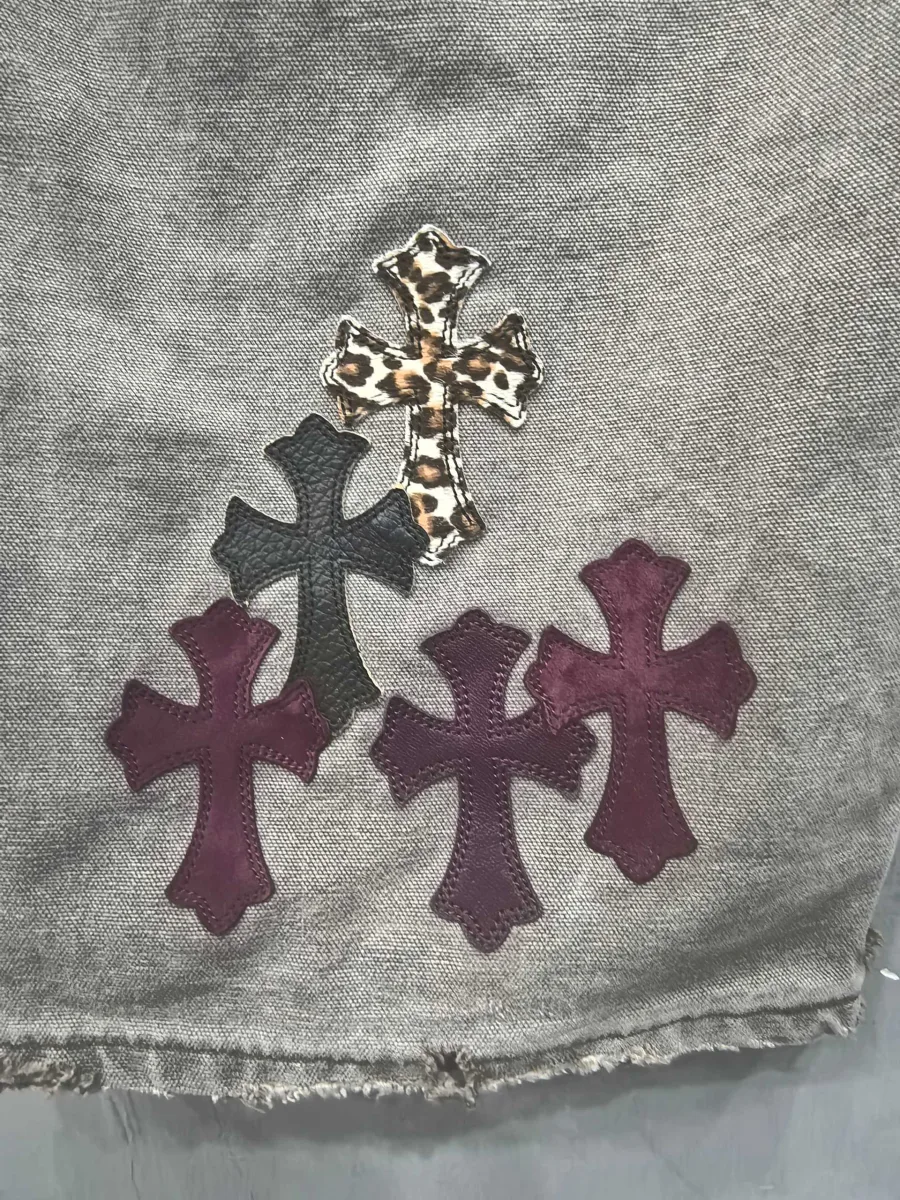 Нашивки на нижней части штанины джинсов Chrome Hearts x Carhartt B12