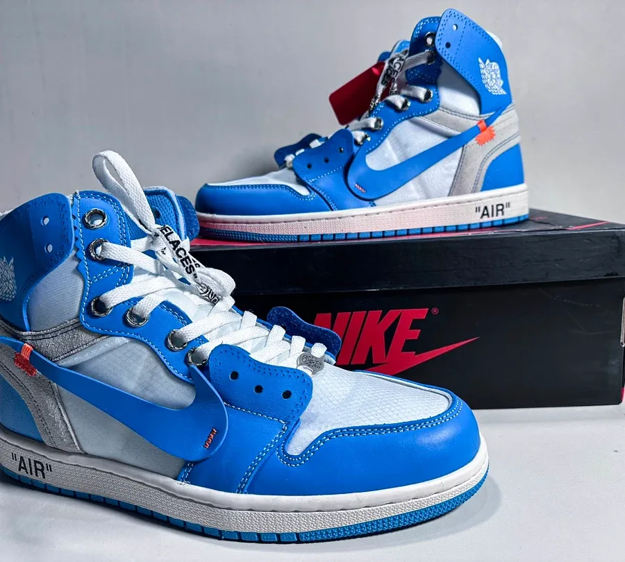 Высокие кроссовки Chrome Hearts x Nike Air Jordan 1 Off-White UNC сине-белого цвета, вид сбоку