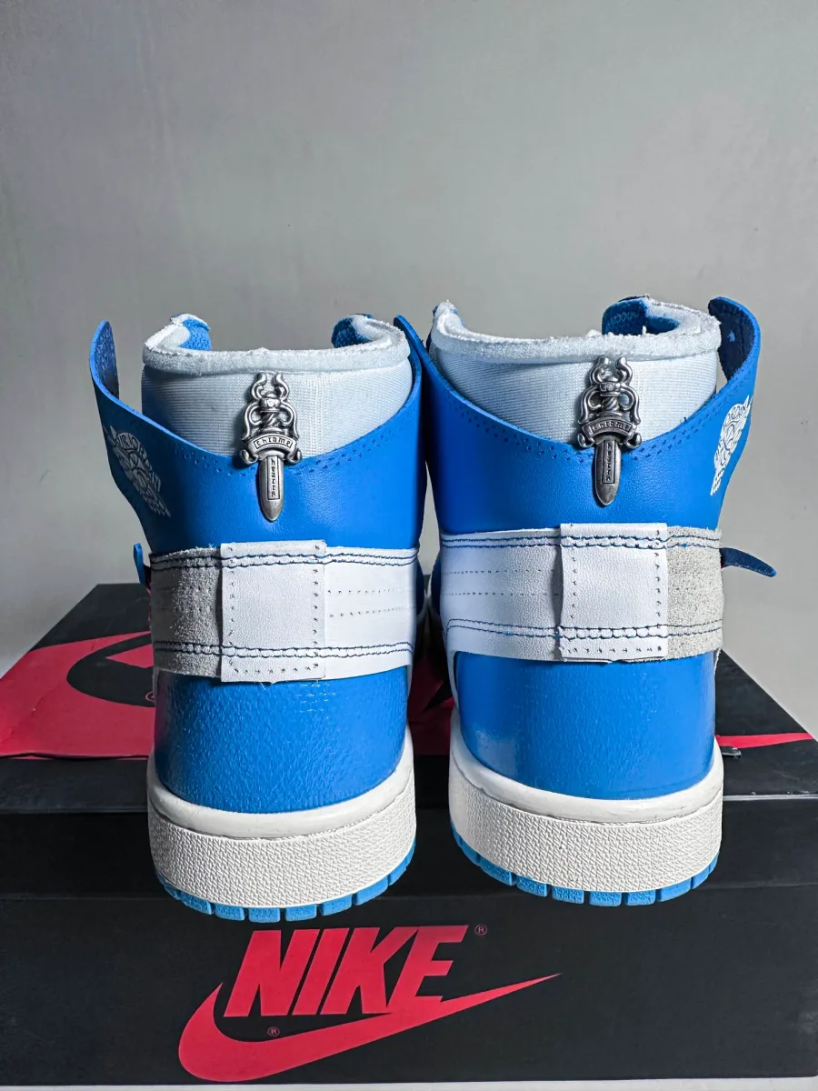Задняя часть кроссовок Chrome Hearts x Nike Air Jordan 1 Off-White UNC с серебряными деталями в виде кинжалов
