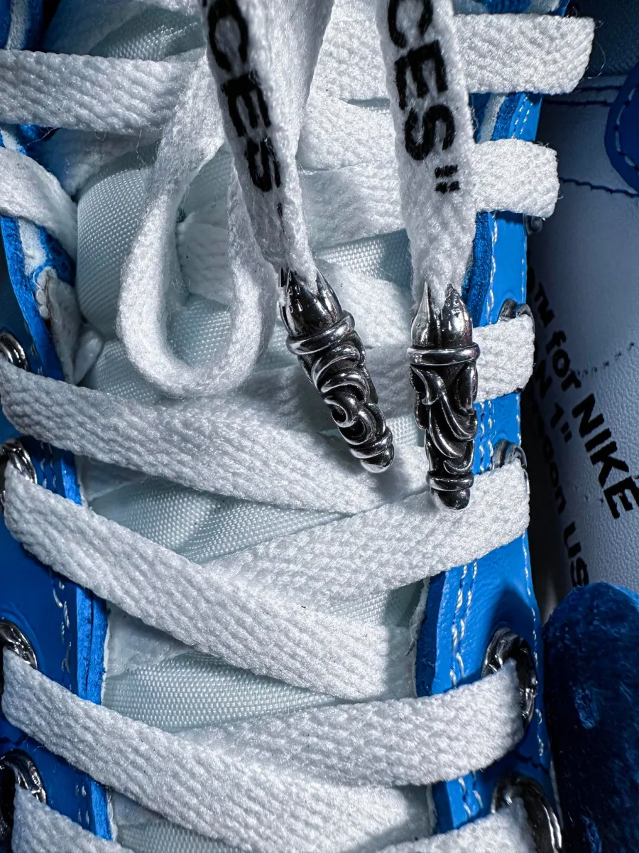 Крупный план шнуровки кроссовок Chrome Hearts x Nike Air Jordan 1 Off-White UNC с серебряными эглетами
