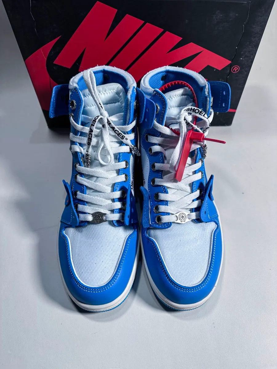 Пара кроссовок Chrome Hearts x Nike Air Jordan 1 Off-White UNC, вид спереди
