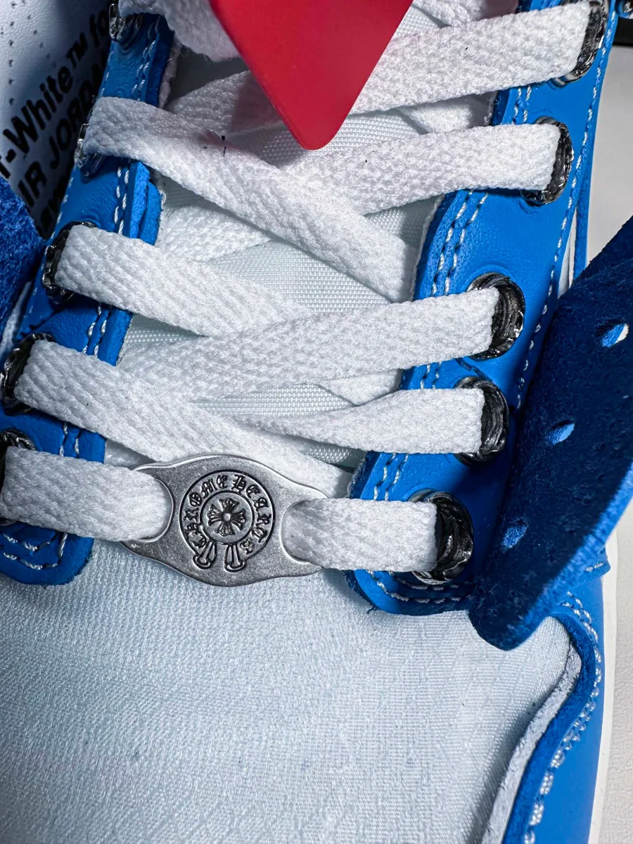 Деталь шнуровки кроссовок Chrome Hearts x Nike Air Jordan 1 Off-White UNC с серебряной пластиной-дюбре
