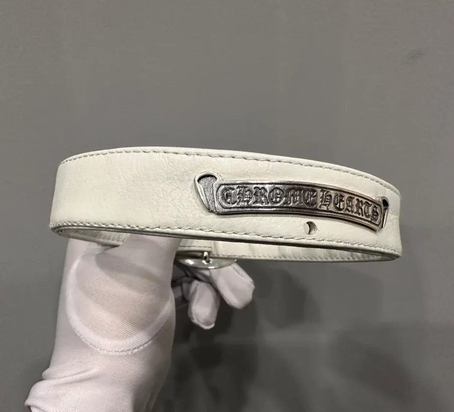 Декоративная пластина с логотипом Chrome Hearts на белом кожаном ошейнике