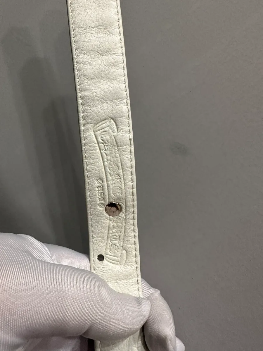 Тиснение бренда на внутренней стороне белого ошейника Chrome Hearts