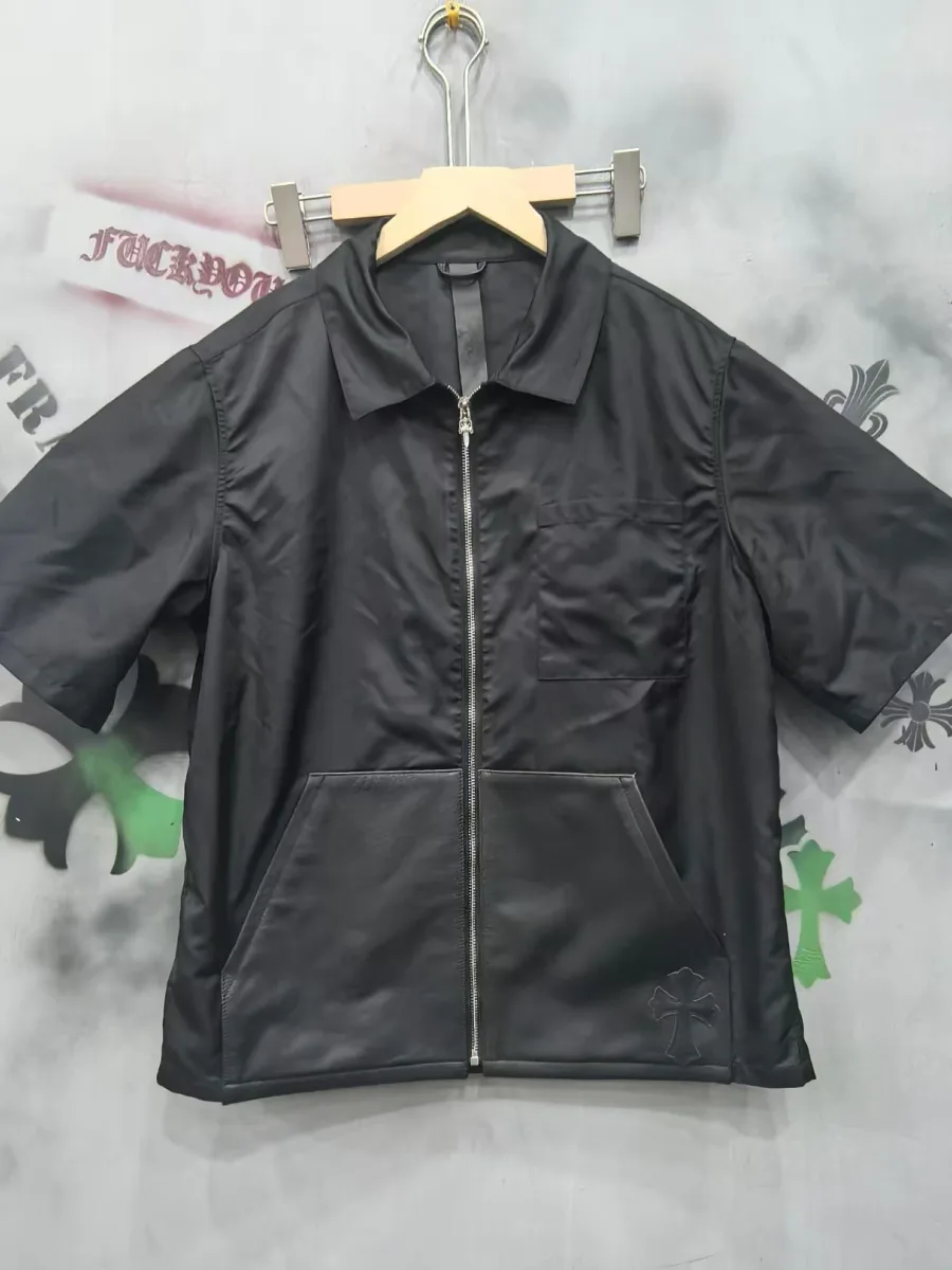 Черная рубашка на молнии Chrome Hearts на вешалке