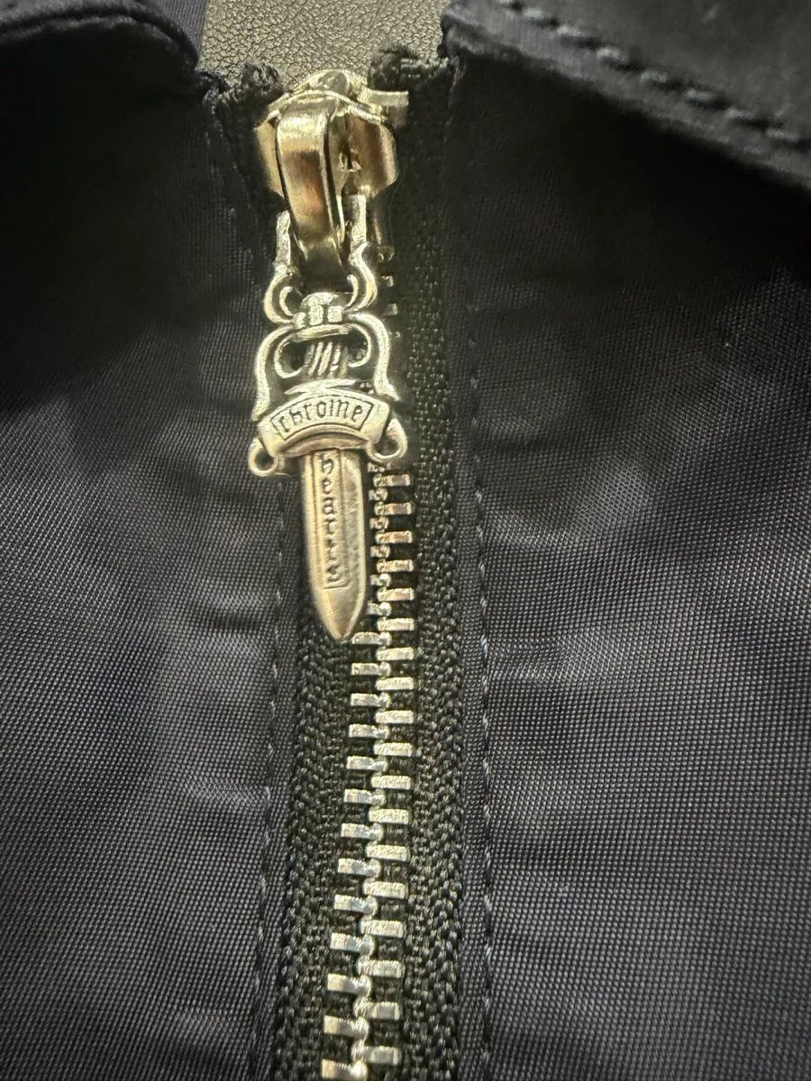 Серебряный пуллер молнии черной рубашки Chrome Hearts