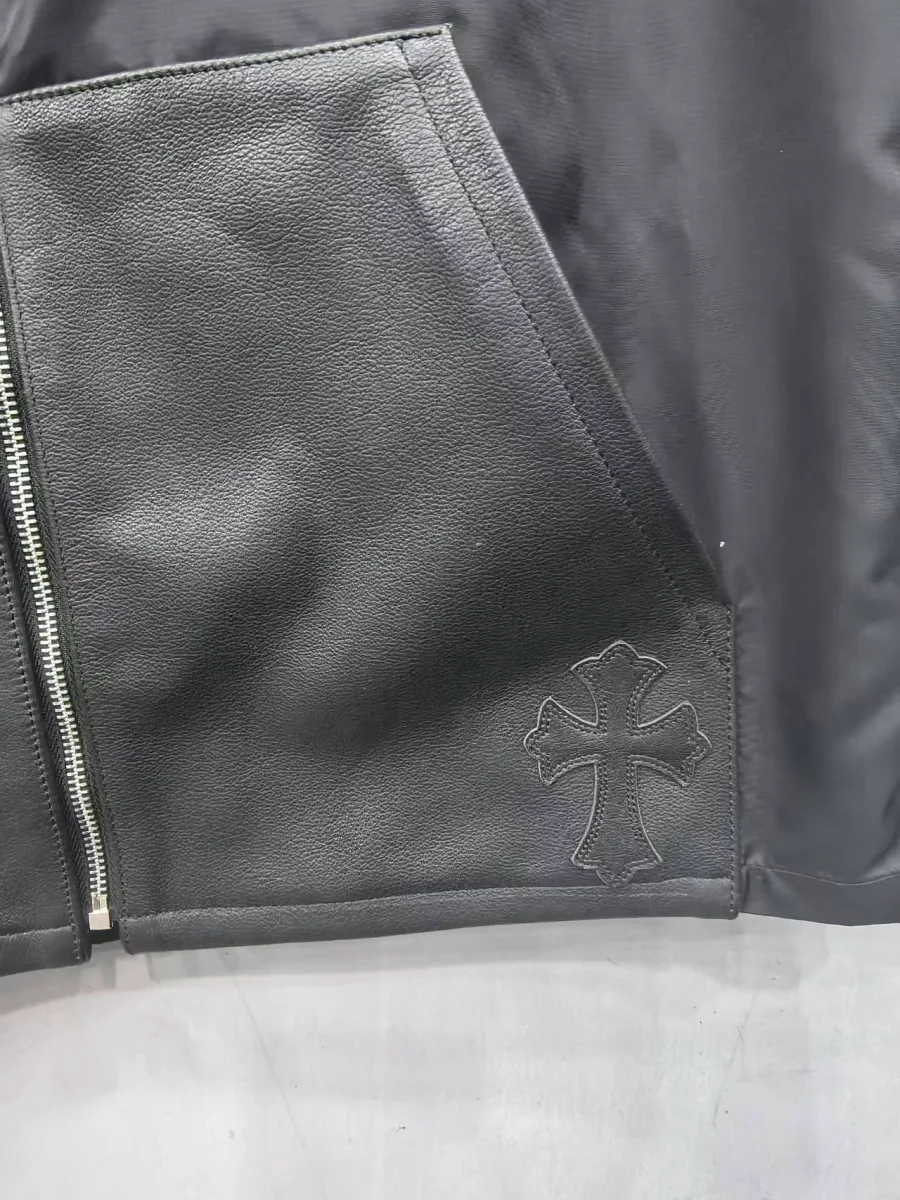 Деталь кожаного кармана черной рубашки Chrome Hearts