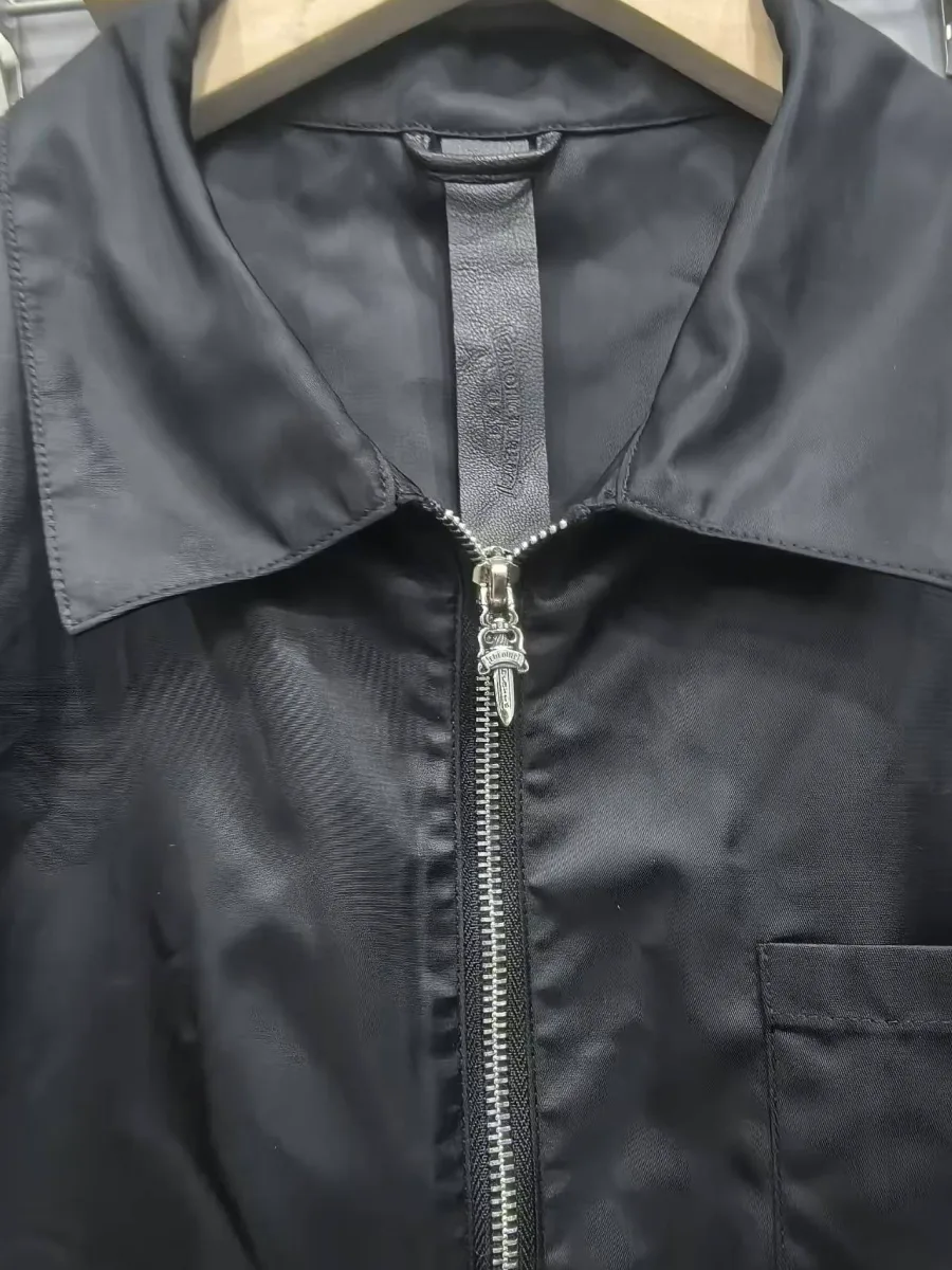 Воротник и молния черной рубашки Chrome Hearts