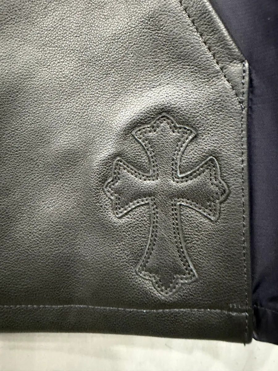 Деталь кожаного кармана синей рубашки Chrome Hearts