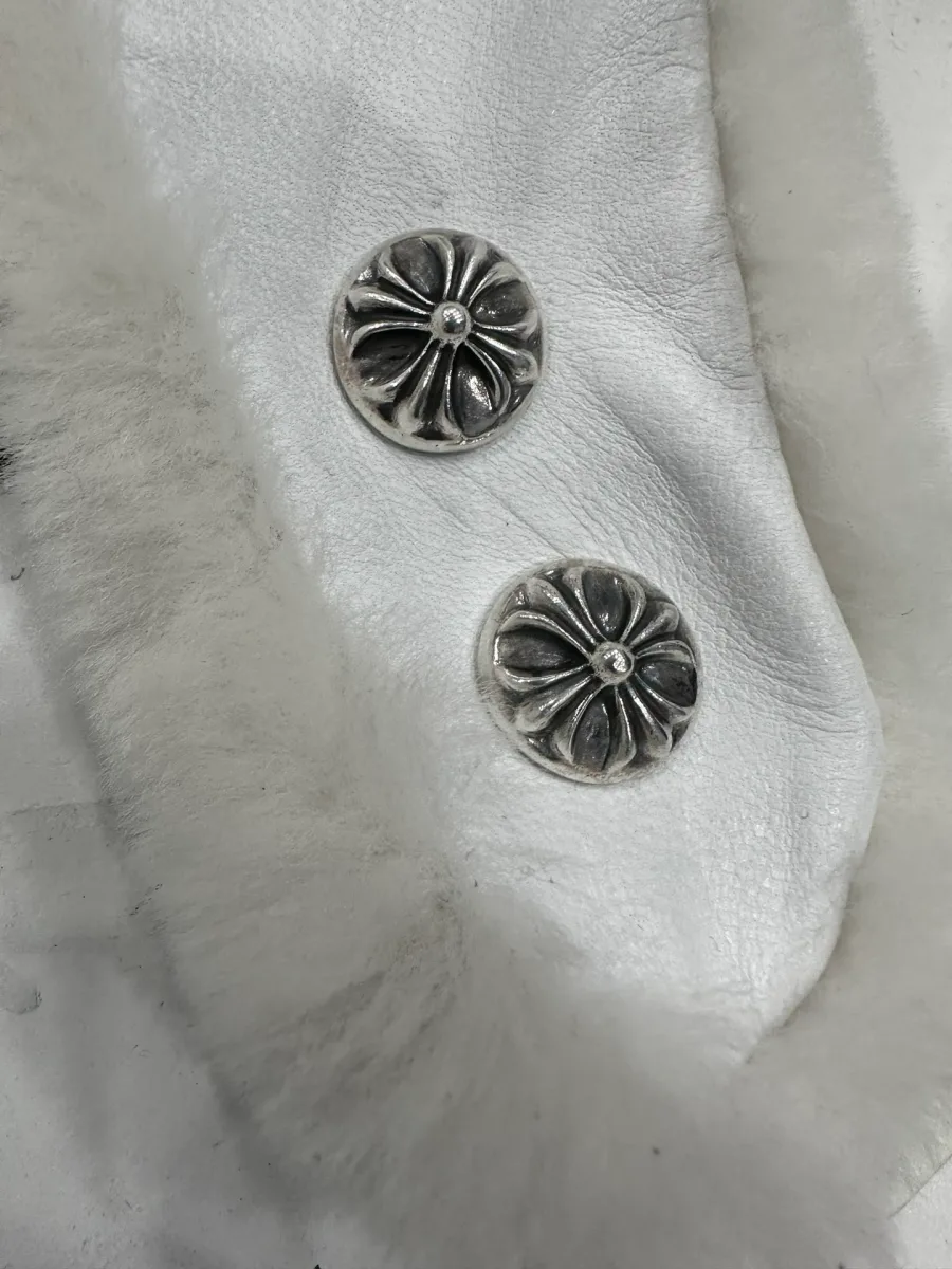 Серебряные заклепки Chrome Hearts на белой коже