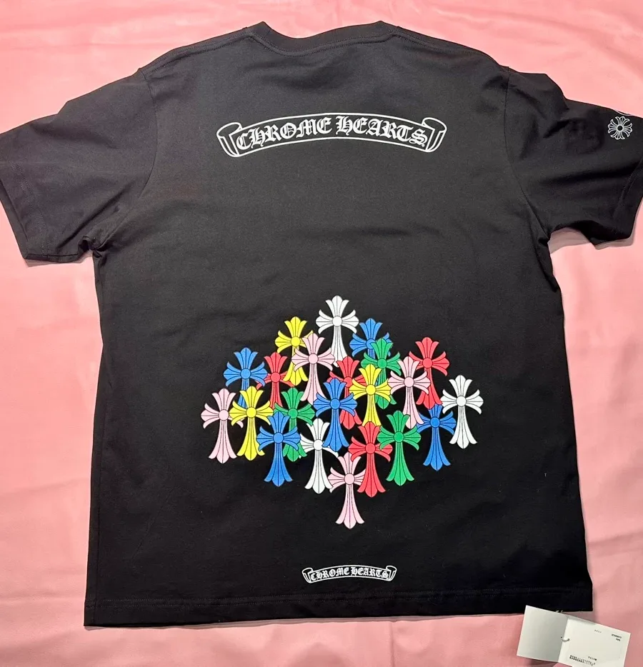 Черная футболка Chrome Hearts с разноцветным принтом из крестов на спине, вид сзади