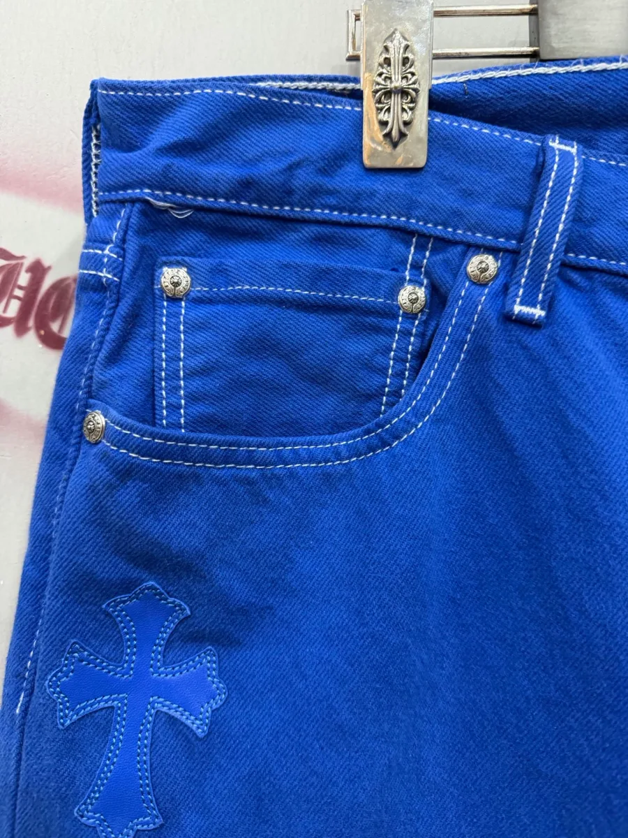 Деталь переднего кармана и кожаная нашивка-крест на джинсах Chrome Hearts x Levi's Vintage 501