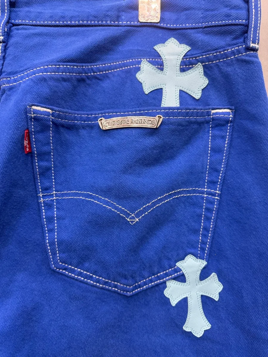 Деталь заднего кармана с брендингом Levi's и нашивками Chrome Hearts