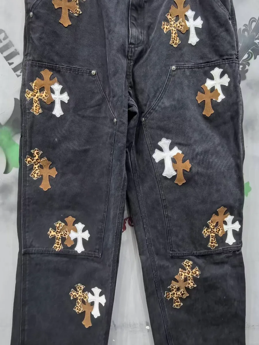 Черные джинсы Chrome Hearts x Carhartt B01 с нашивками-крестами, вид спереди