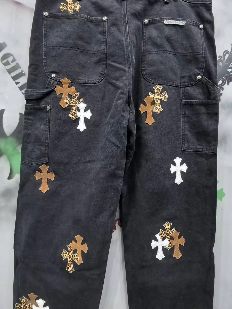 Черные джинсы Chrome Hearts x Carhartt B01 с нашивками-крестами, вид сзади