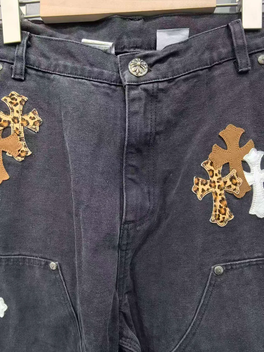 Деталь пояса и карманов джинсов Chrome Hearts x Carhartt B01