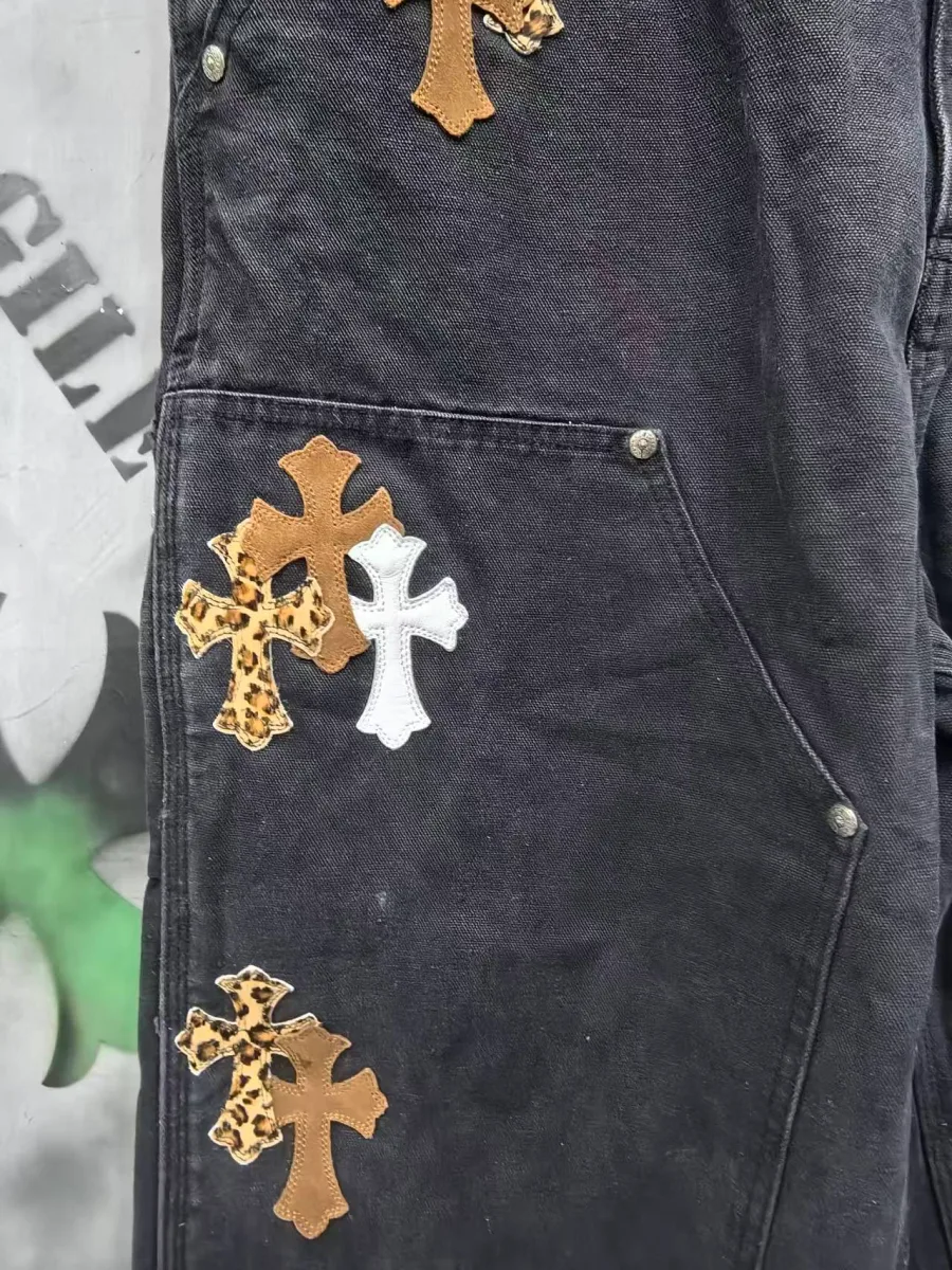 Кожаные нашивки в виде крестов на штанине джинсов Chrome Hearts x Carhartt B01