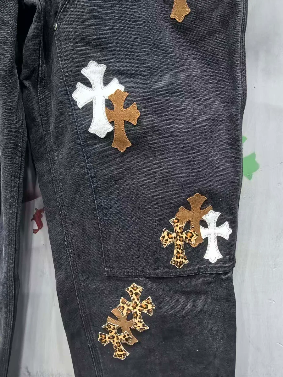 Деталь кроя штанины джинсов Chrome Hearts x Carhartt B01 с нашивками