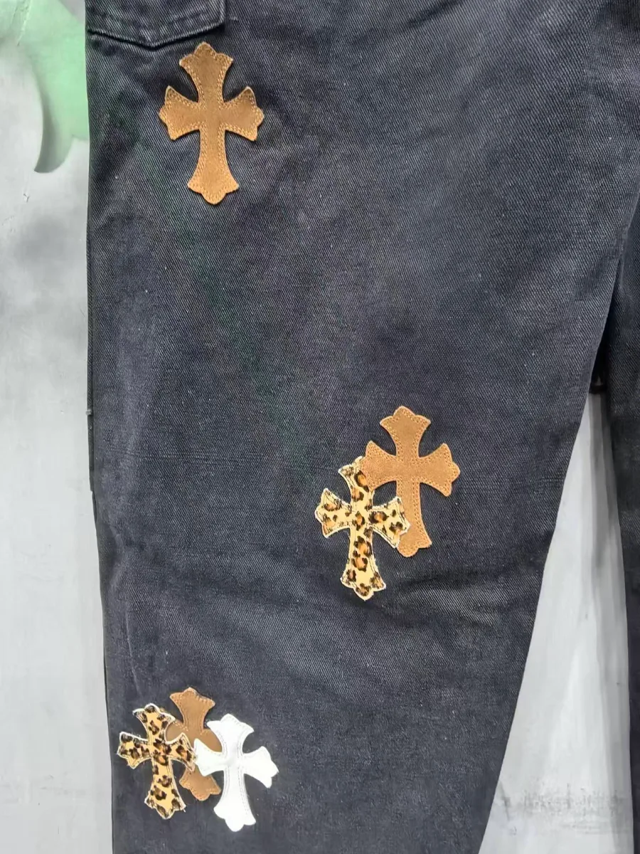 Нижняя часть штанины джинсов Chrome Hearts x Carhartt B01 с нашивками