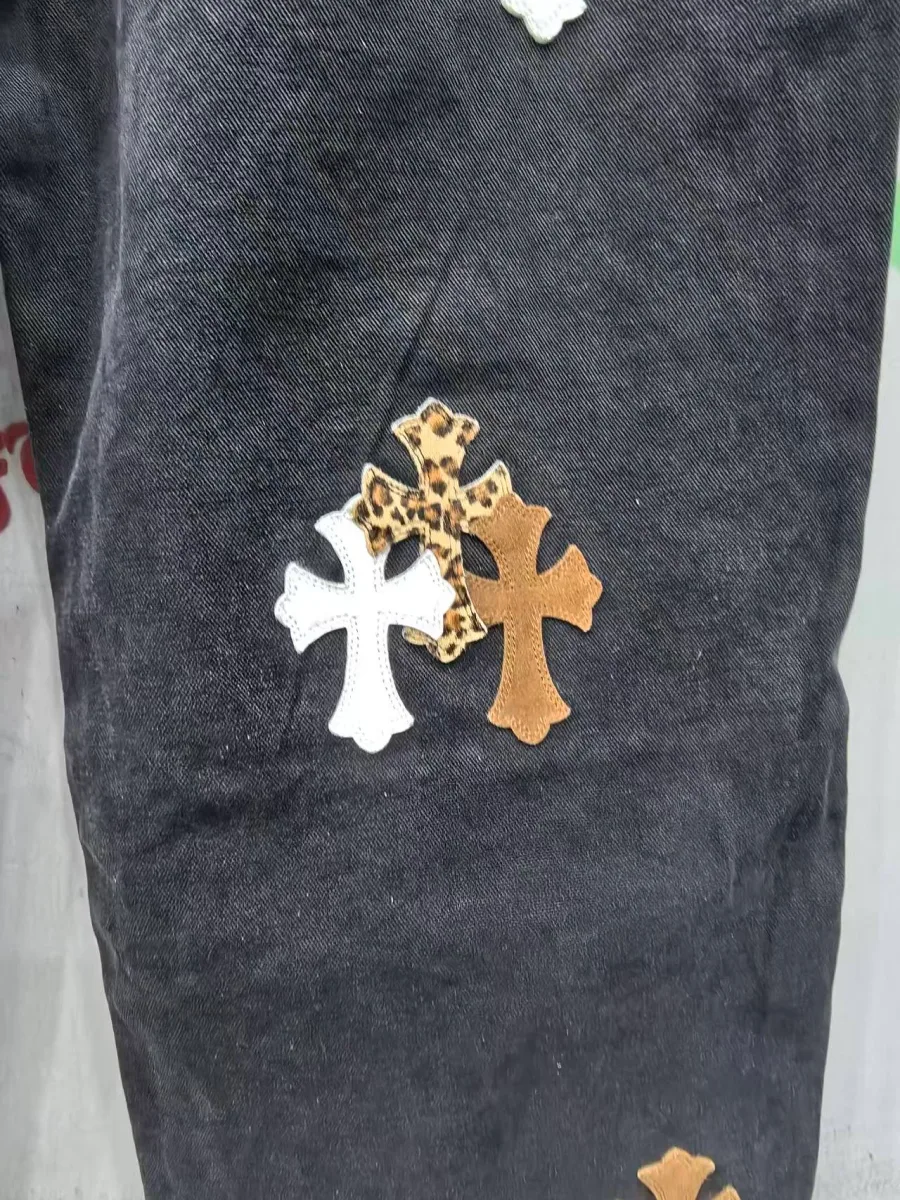 Деталь штанины джинсов Chrome Hearts x Carhartt B01 с нашивками-крестами