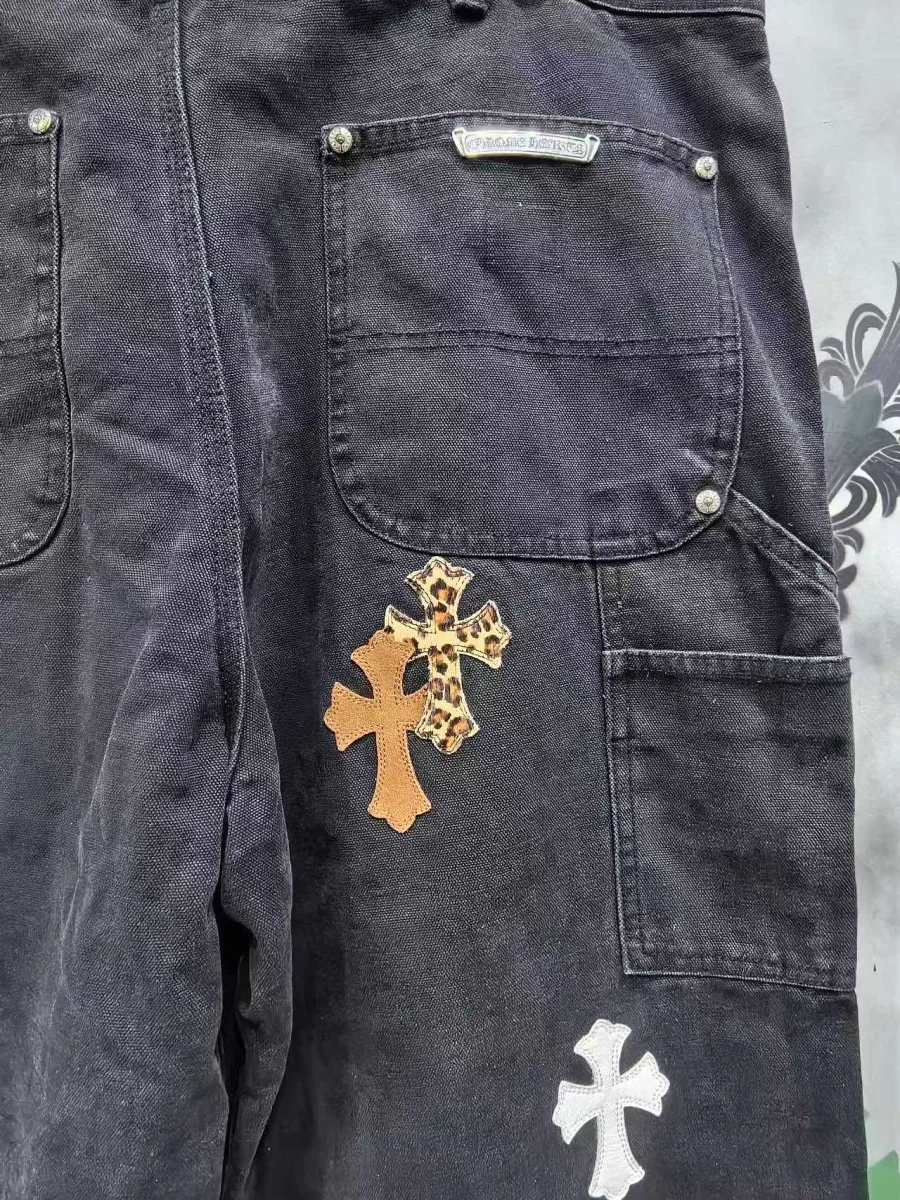 Задний карман джинсов Chrome Hearts x Carhartt B01 с металлической пластиной бренда