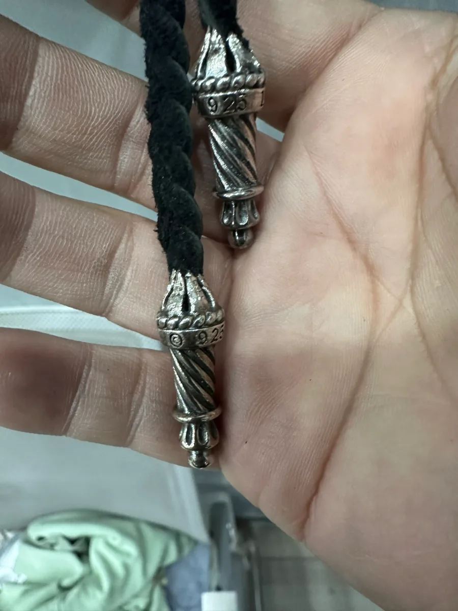 Серебряные наконечники на шнурках куртки Chrome Hearts