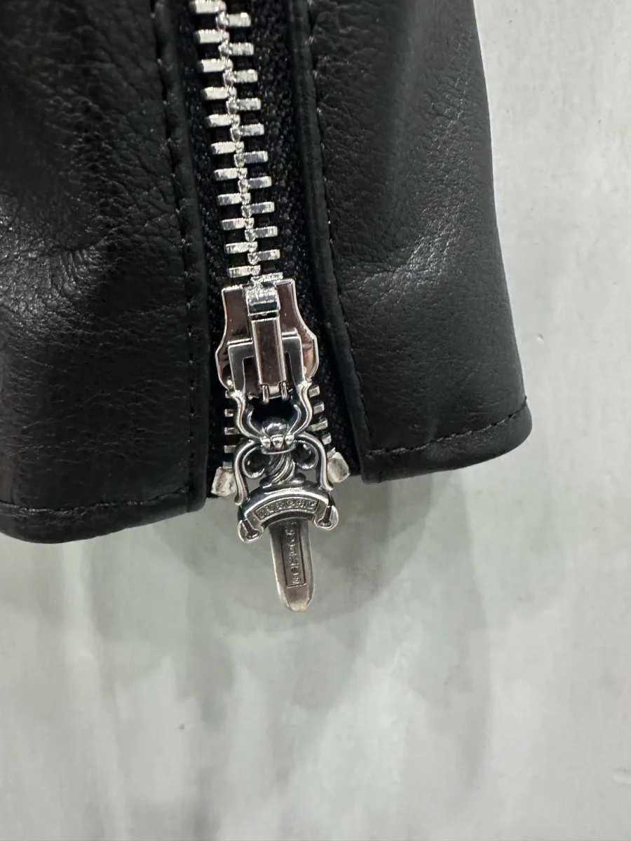 Деталь молнии с серебряным пуллером-кинжалом Chrome Hearts