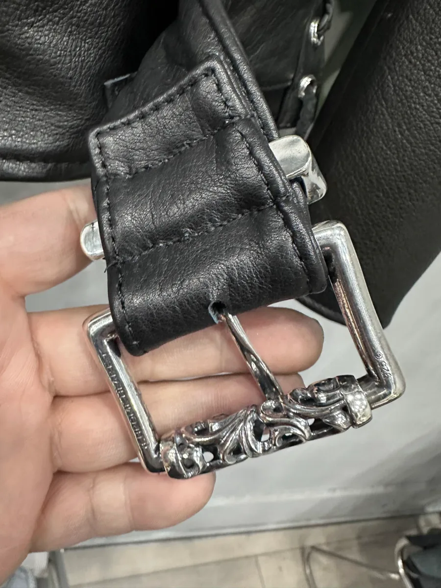 Серебряная пряжка ремня на куртке Chrome Hearts