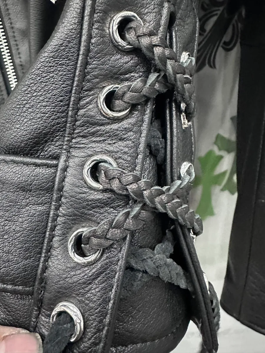 Боковая шнуровка на кожаной куртке Chrome Hearts, крупный план