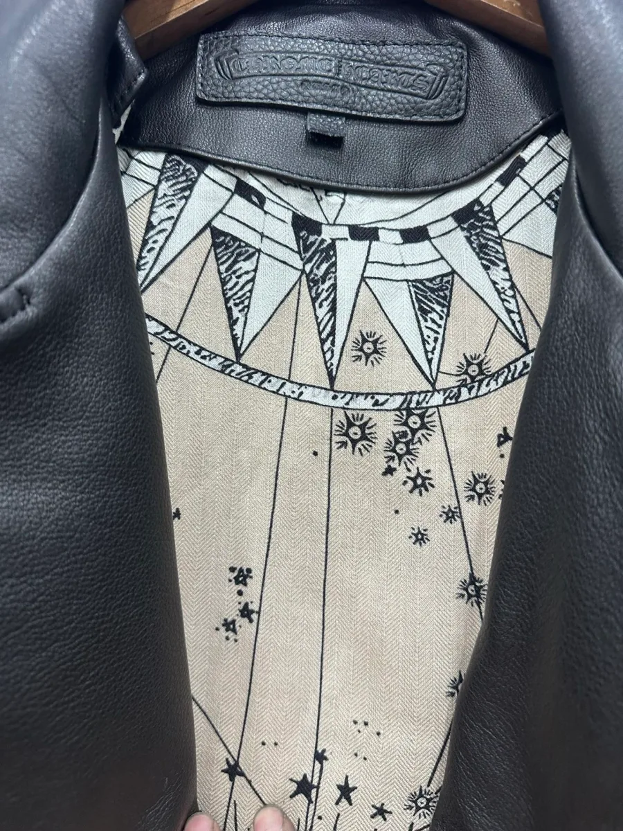 Черно-белая подкладка куртки Chrome Hearts с астрологическим принтом
