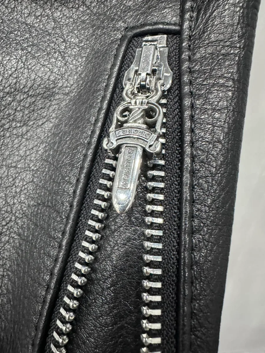 Основная молния куртки Chrome Hearts с серебряным пуллером