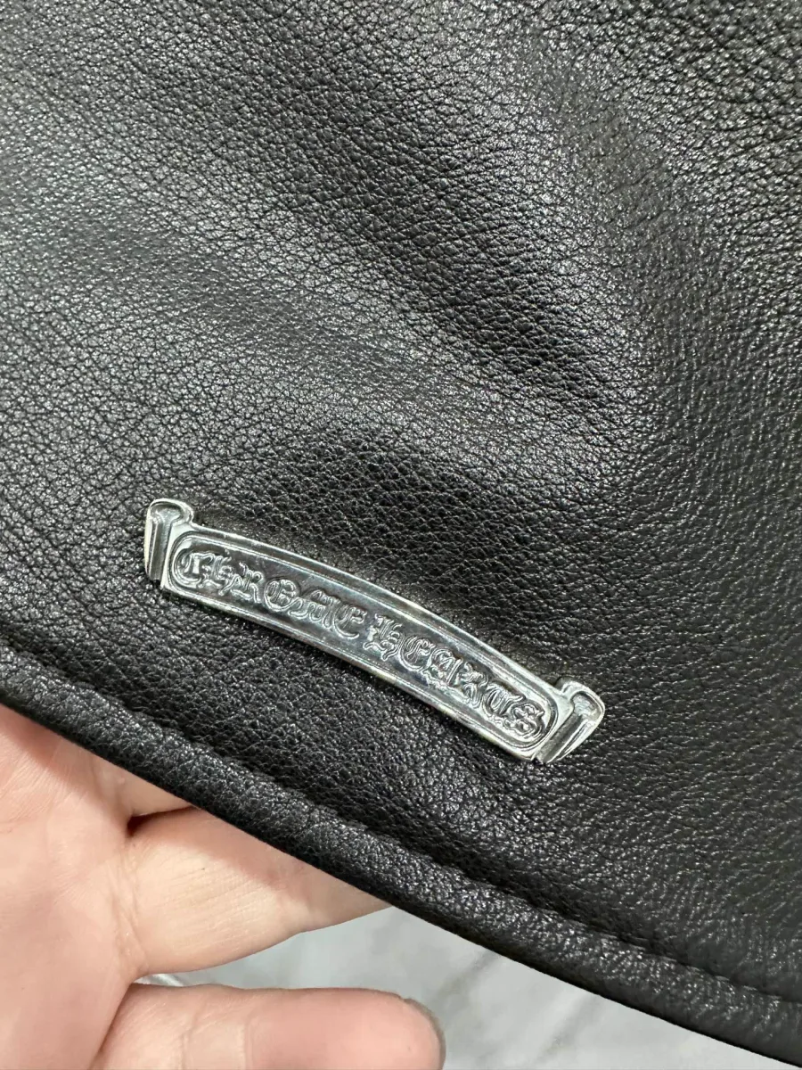 Серебряный логотип-пластина Chrome Hearts на коже