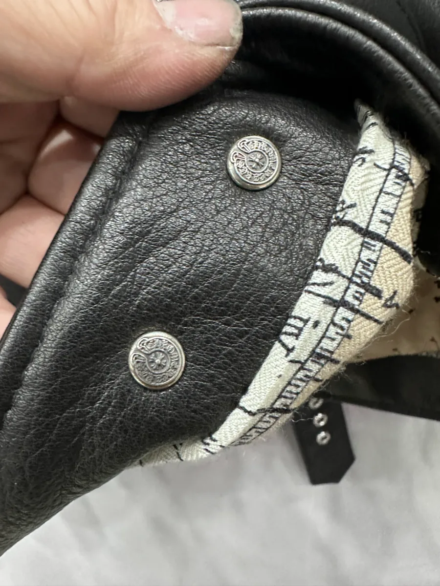 Кнопки на внутренней стороне воротника куртки Chrome Hearts