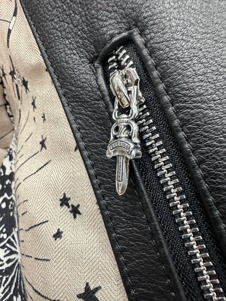Внутренний карман на молнии куртки Chrome Hearts