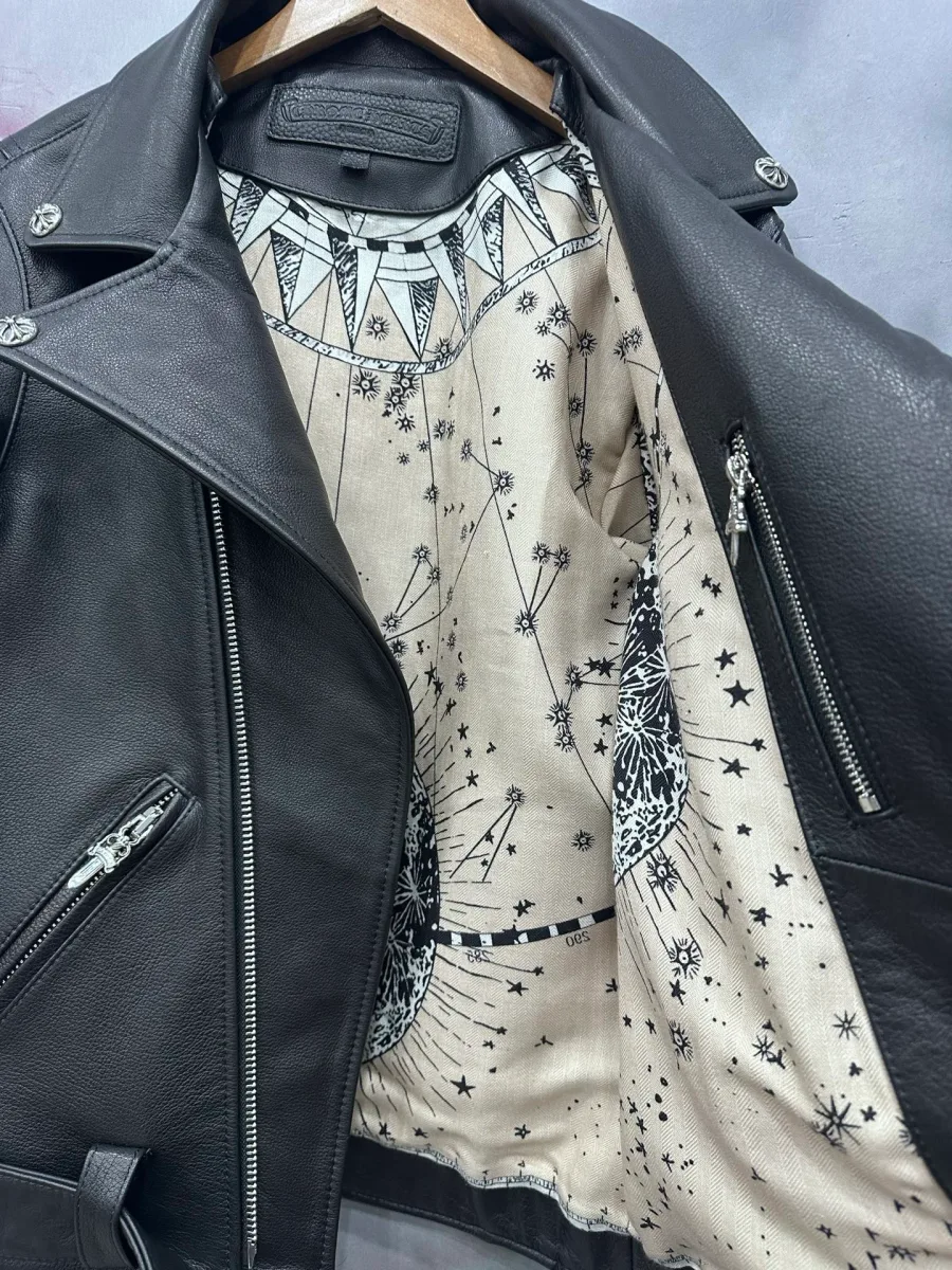 Внутренняя часть куртки Chrome Hearts с черно-белой подкладкой