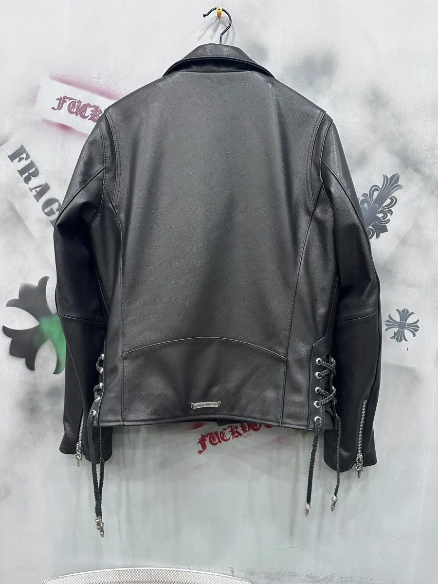 Вид сзади кожаной куртки Chrome Hearts JJ Deans на вешалке