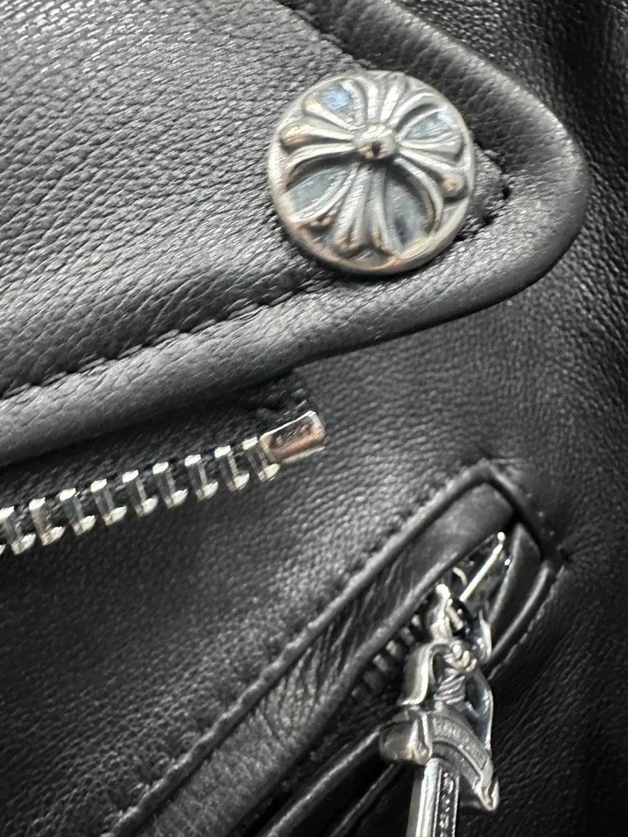 Серебряная кнопка с крестом и молния на куртке Chrome Hearts