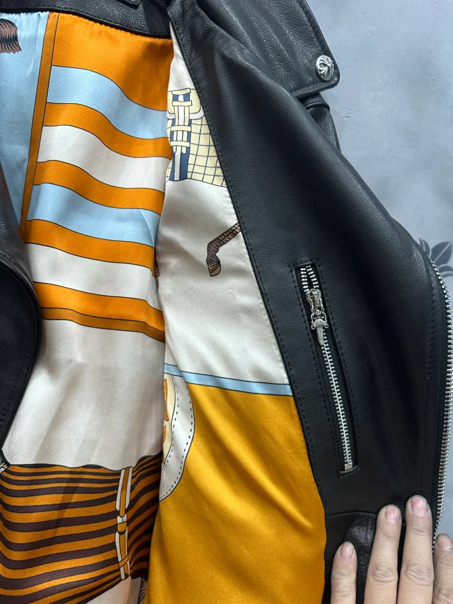 Шелковая подкладка куртки Chrome Hearts с ярким принтом