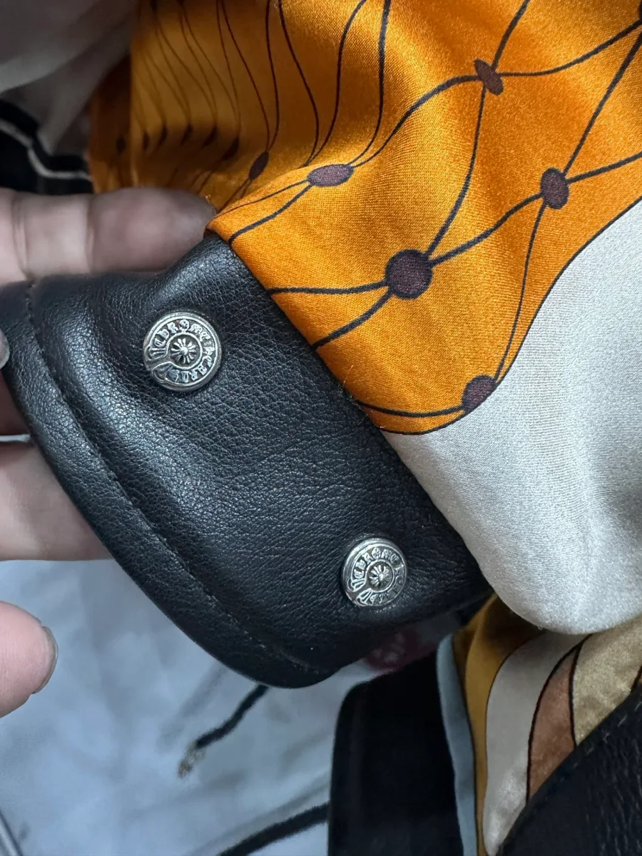Манжета куртки Chrome Hearts с серебряными кнопками