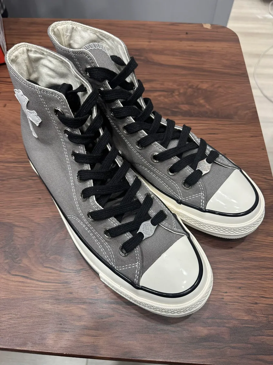 Серые высокие кеды Chrome Hearts x Converse Chuck 70, вид сбоку