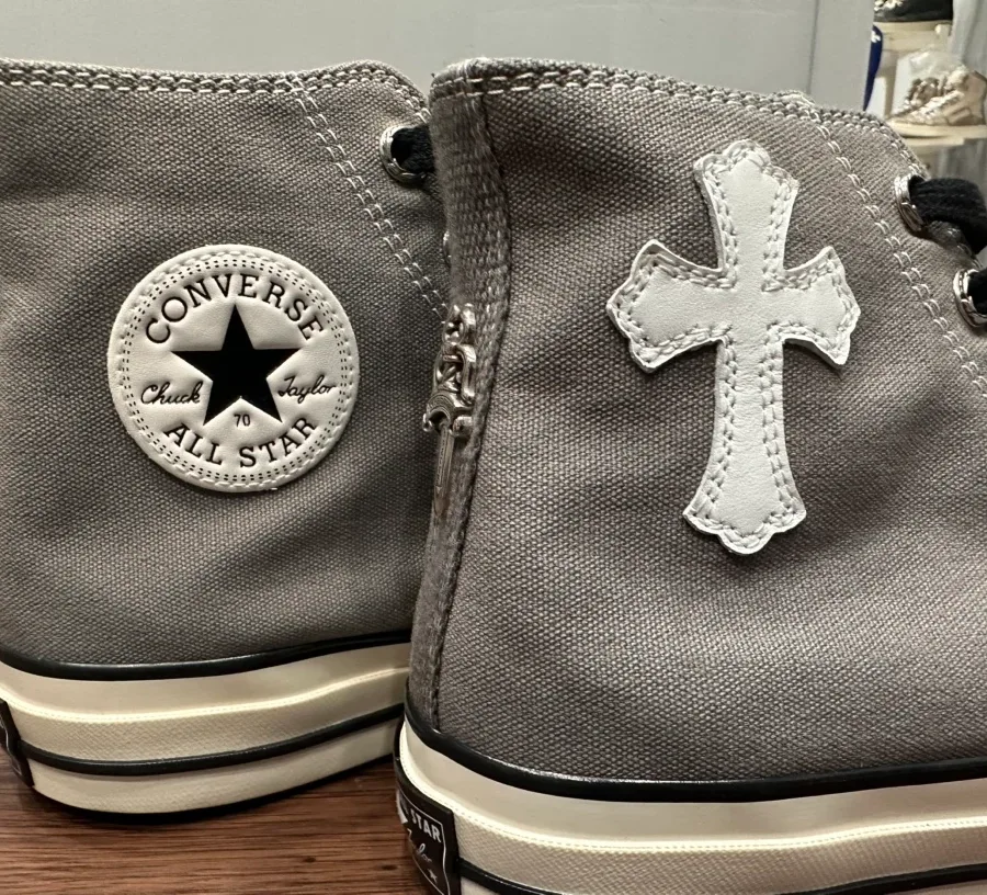 Деталь боковой панели кед Chrome Hearts x Converse Chuck 70 с кожаным крестом