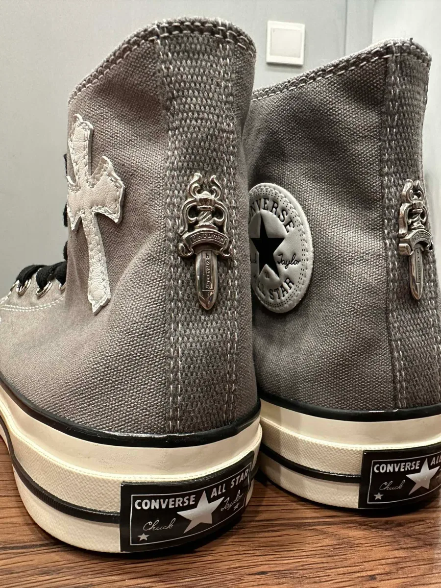 Задняя часть кед Chrome Hearts x Converse Chuck 70 с серебряным декором в виде кинжала