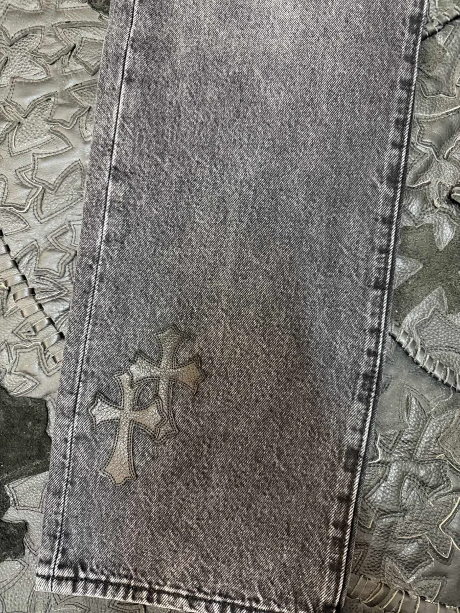 Нижняя часть штанины с кожаными нашивками Chrome Hearts