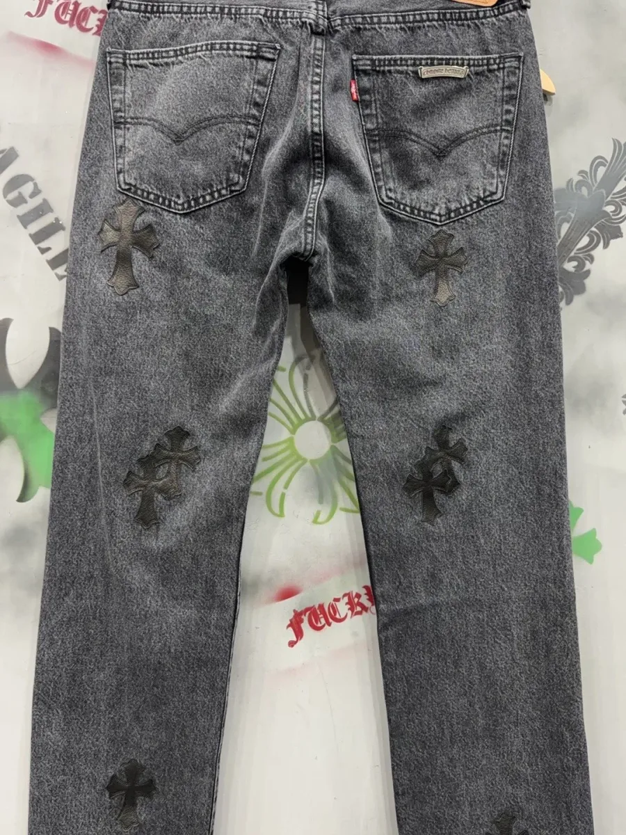Джинсы Chrome Hearts x Levi's 501 на вешалке, вид сзади