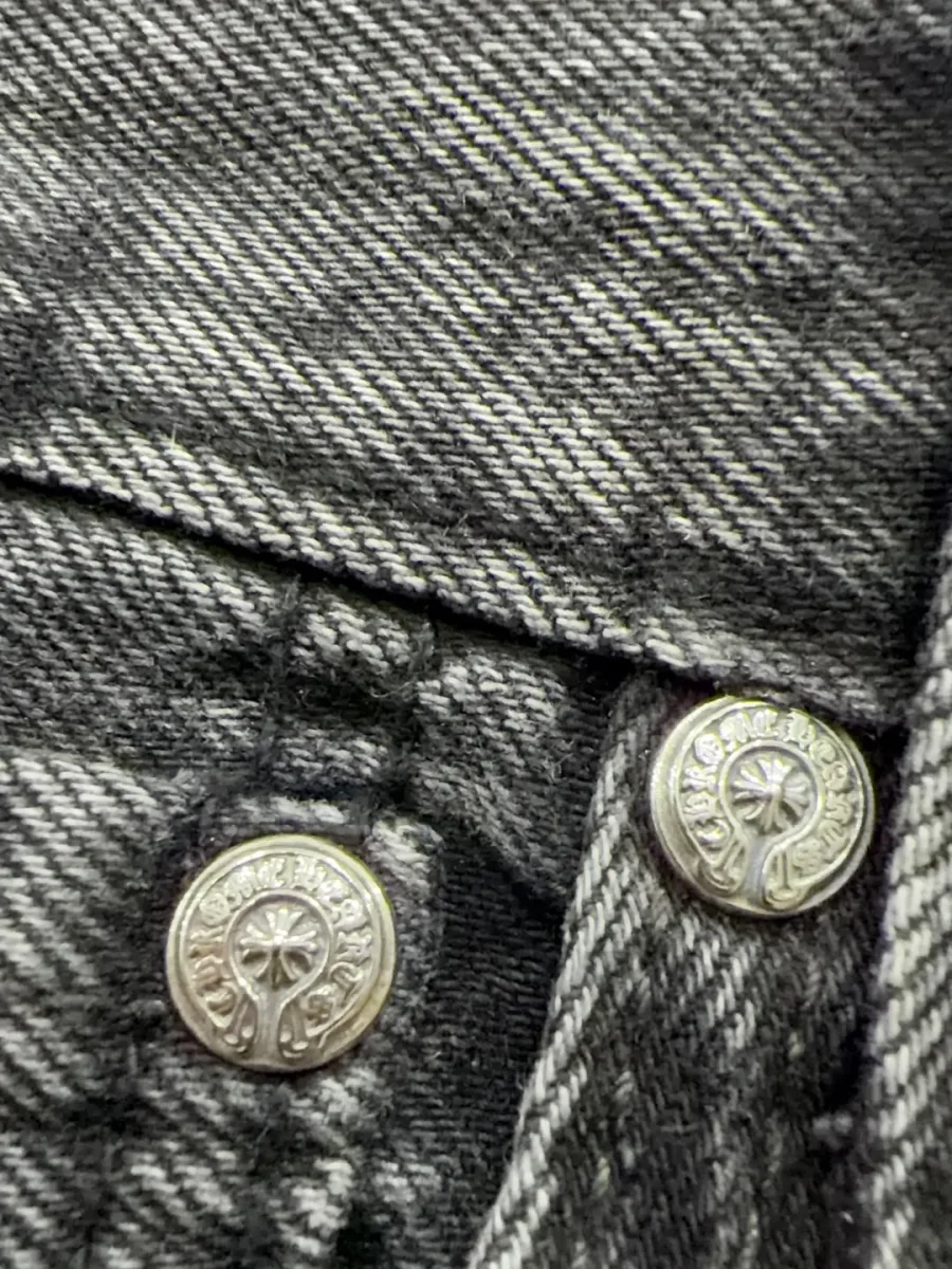 Заклепки с гравировкой Chrome Hearts на ширинке