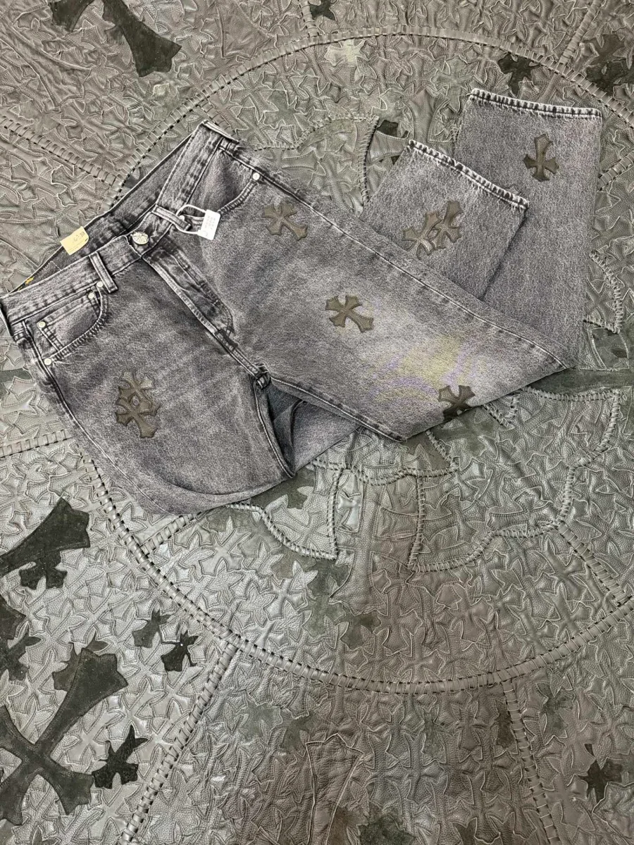 Джинсы Chrome Hearts x Levi's 501, разложенные на поверхности